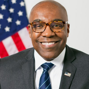 Hon. Kwame Raoul (Attorney General à State of Illinois)